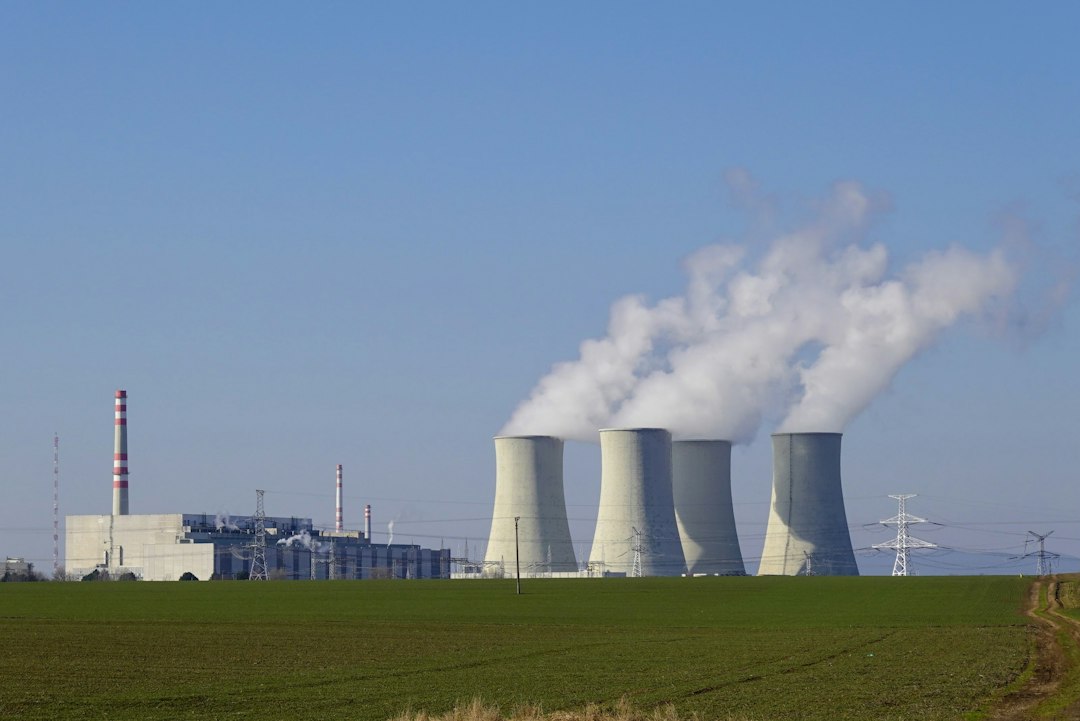 Vue d'une centrale nucléaire et de ses tours de refroidissement, illustration de la transmission des compétences dans le nucléaire