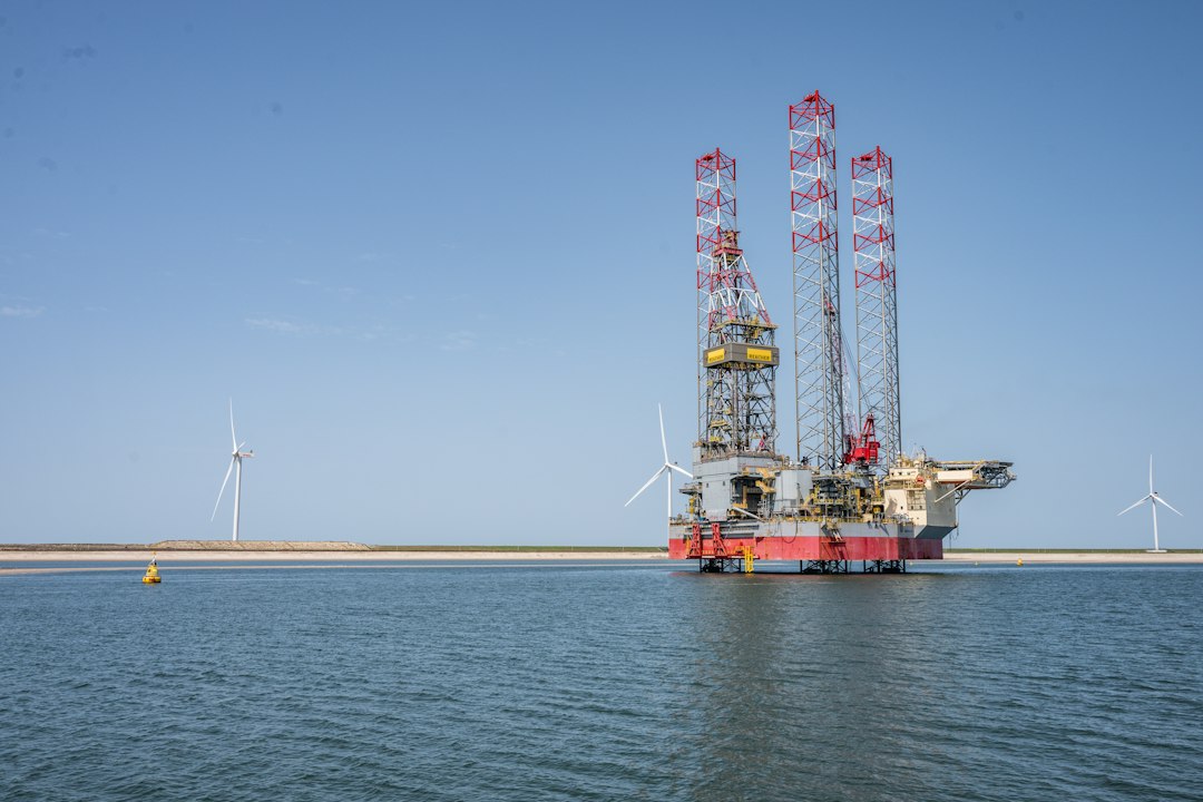 Navire d’installation offshore en mer sous un ciel bleu, illustrant les métiers subsea