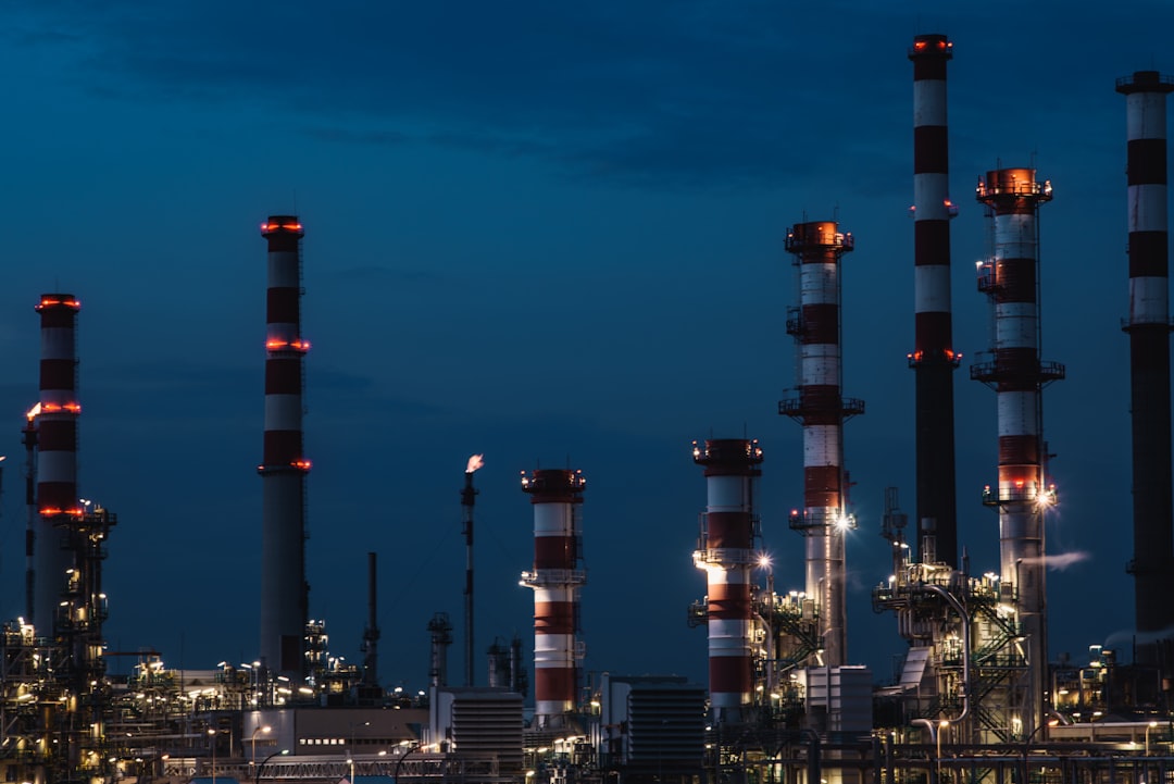 Site industriel énergétique et installations de production sous un ciel dégagé