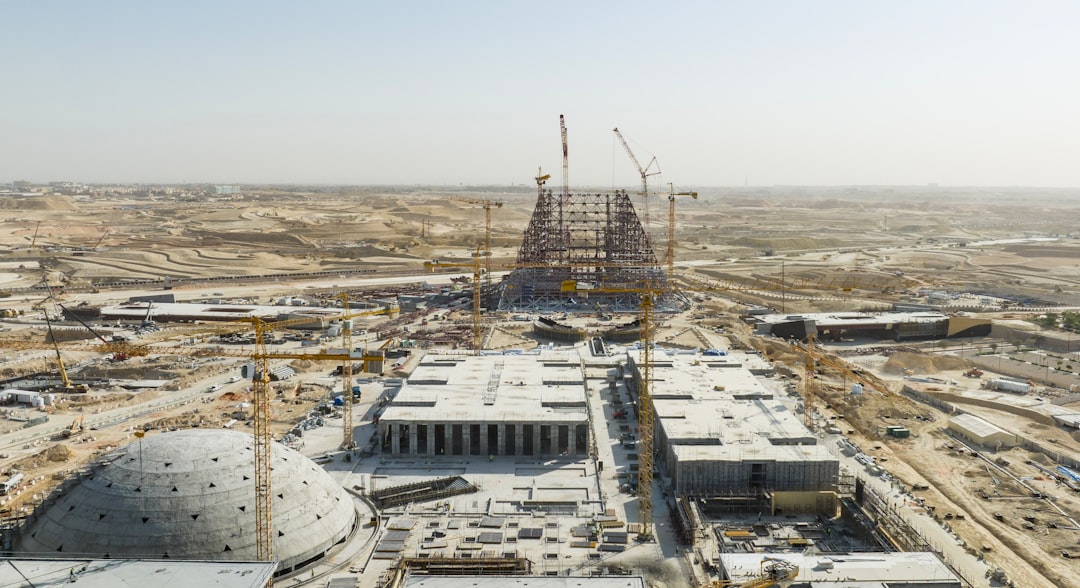 Grand chantier d’infrastructure industrielle dans un environnement désertique