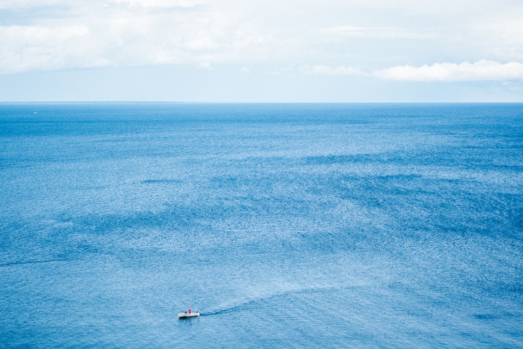 Navire en mer illustrant les opérations offshore d’un projet de câble sous-marin