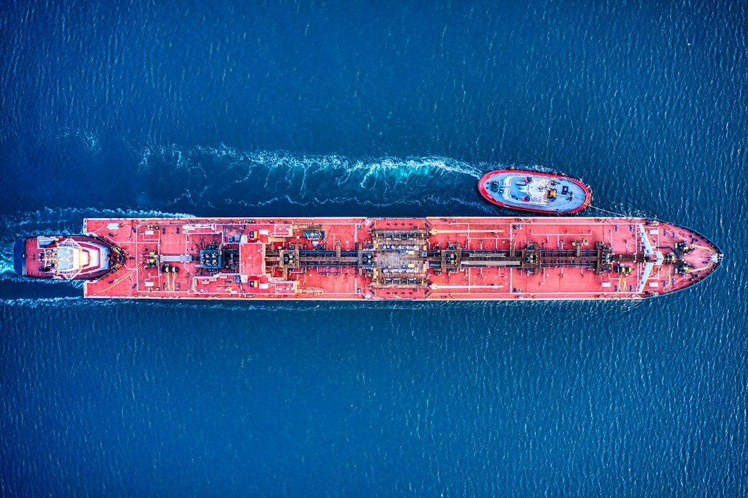 Pétrolier rouge vu du ciel en mer, illustration du transport maritime d’hydrocarbures